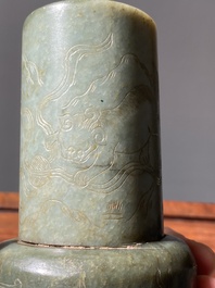 Twee Chinese jade penselenbekers, Qing