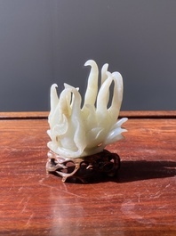 Main de Bouddha en jade blanc sculpt&eacute; sur socle en bois, Chine, Qing