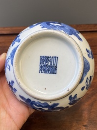 Een Chinese blauw-witte dekseldoos, Qianlong merk, 19e eeuw