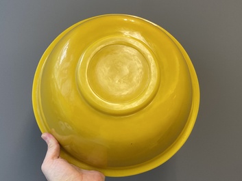 Deux grands bols en verre jaune de P&eacute;kin, Chine, 19/20&egrave;me