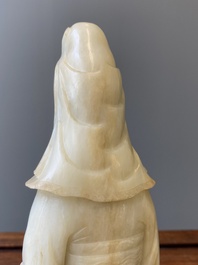 Een Chinese celadon jade sculptuur van Guanyin, Qing