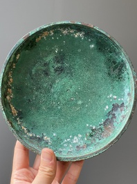 Een Chinese bronzen driepotige rituele voedselkom met deksel, 'ding', Oostelijke Zhou, Periode van Lente en Herfst