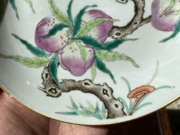 Een Chinees famille rose 'negen perziken' bord, Guangxu merk en periode
