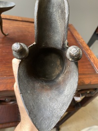 Twee Chinese bronzen rituele wijnbekers, 'jue', 18/19e eeuw