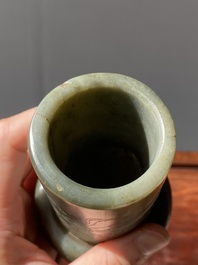Twee Chinese jade penselenbekers, Qing
