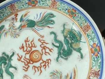 Paire de coupes en porcelaine de Chine famille verte &agrave; d&eacute;cor de dragons et de ph&eacute;nix, marque et &eacute;poque de Jiaqing