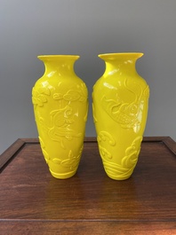 Een paar Chinese vazen met decor van vissen in geel Peking glas, Republiek