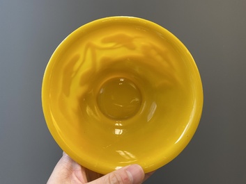 Een paar Chinese kommen in geel Peking glas met figuren in een landschap, CHINA merk, Republiek