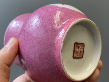 Paire de crachoirs en porcelaine de Chine famille rose, 'zhadou', marque de Hongxian, R&eacute;publique
