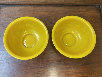 Een paar Chinese kommen in geel Peking glas met figuren in een landschap, CHINA merk, Republiek