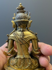 Drie Chinese bronzen sculpturen van Boeddha en Guanyin, Ming en later