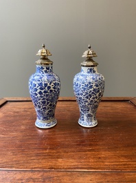 Een paar Chinese blauw-witte vazen met zilveren monturen, Kangxi