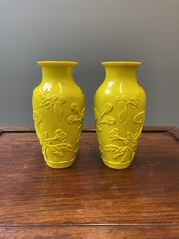 Een paar Chinese vazen met decor van vlinders en bloemen in geel Peking glas, Republiek