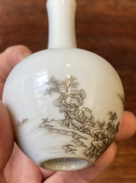 Vase de forme bouteille en porcelaine de Chine &agrave; d&eacute;cor d'un paysage en grisaille, marque de Qianlong, 20&egrave;me