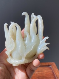 Main de Bouddha en jade blanc sculpt&eacute; sur socle en bois, Chine, Qing