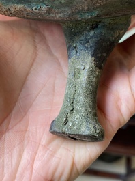 Een Chinese bronzen driepotige rituele voedselkom met deksel, 'ding', Oostelijke Zhou, Periode van Lente en Herfst