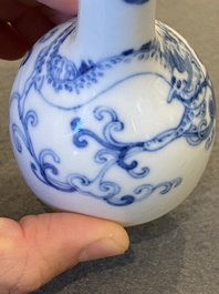 Vase de forme bouteille en porcelaine de Chine en bleu et blanc &agrave; d&eacute;cor d'un dragon, marque de Yongzheng, probablement R&eacute;publique