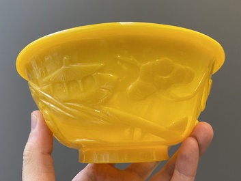 Een paar Chinese kommen in geel Peking glas met figuren in een landschap, CHINA merk, Republiek
