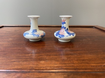 Een paar Chinese blauw-witte en koperrode vaasjes met floraal decor, Qianlong merk, 19/20e eeuw