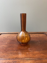 Rare vase de forme bouteille en verre de P&eacute;kin de couleur ambre translucide, Chine, marque et &eacute;poque de Qianlong
