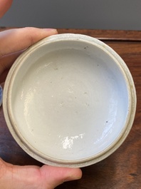 Een Chinese blauw-witte dekseldoos, Qianlong merk, 19e eeuw