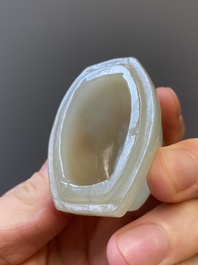 Een Chinese dekselvaas in celadon jade, Qing