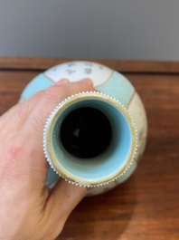 Vase en porcelaine de Chine &agrave; d&eacute;cor en grisaille sur fond turquoise, sign&eacute; Wan Yu 玩玉, marque et probablement &eacute;poque de Qianlong