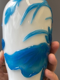 Paire de vases en verre overlay de P&eacute;kin &agrave; d&eacute;cor de canards mandarins en bleu sur blanc, Chine, 19/20&egrave;me