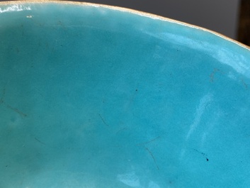 Een Chinese drielobbige famille rose kom met turquoise fondkleur, Tongzhi merk en periode