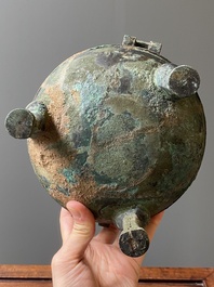 Een Chinese bronzen driepotige rituele voedselkom met deksel, 'ding', Oostelijke Zhou, Periode van Lente en Herfst