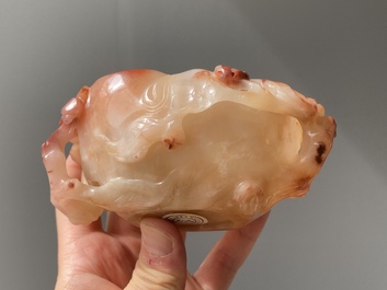 Lave-pinceaux en agate rose sculpt&eacute;e figurant un chilong, Chine, Qing