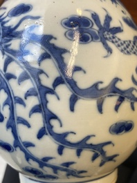 Een Chinese blauw-witte flesvormige 'draak en feniks' vaas, 19e eeuw