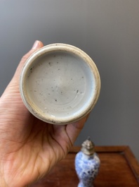 Een paar Chinese blauw-witte vazen met zilveren monturen, Kangxi