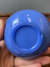 Een paar Chinese turquoise-blauwe flesvormige vazen in Peking glas, Qing