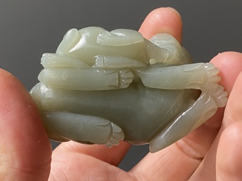 Deux sculptures en jade blanc et c&eacute;ladon repr&eacute;sentant une oie et un lion avec son petit, Chine, Qing