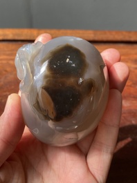 Pot &agrave; eau en agate aux lions bouddhistes sur socle en bois sculpt&eacute;, Chine, 19&egrave;me