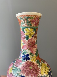 Twee paar Chinese blauw-witte en famille rose vazen, 19/20e eeuw