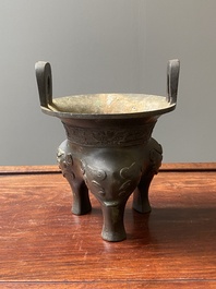 Een Chinese archa&iuml;sche bronzen driepotige wierookbrander, 'ding', Ming