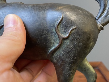 Een paar Chinese bronzen wierookbranders in de vorm van jongens op kylins, Ming