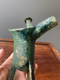 Een Chinees archa&iuml;sch bronzen ritueel wijnvat, 'jue', late Shang-dynastie