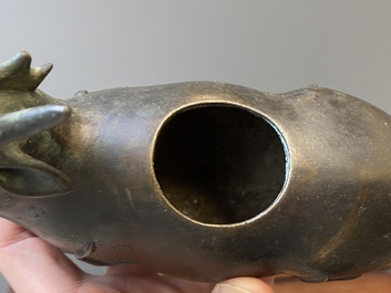 Een paar Chinese bronzen wierookbranders in de vorm van jongens op kylins, Ming