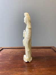 Een Chinese celadon jade sculptuur van Guanyin, Qing