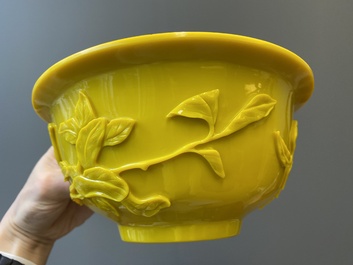 Twee Chinese kommen met reli&euml;fdecor in geel Peking glas, 19/20e eeuw