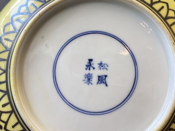 Een Chinees famille rose bord met vijf perziken en een bord met een feniks op gele fondkleur, Song Feng Yong Le 松風永樂 merk, 18/19e eeuw
