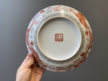 Bol couvert en porcelaine de Chine famille rose, marque de sceau Xiao Liu Xiang Guan 小留香館, 19/20&egrave;me