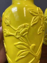 Een paar Chinese vazen met decor van vlinders en bloemen in geel Peking glas, Republiek