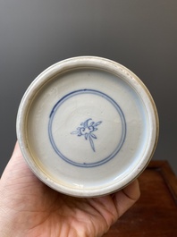 Een Chinese blauw-witte vaas met floraal decor, Kangxi