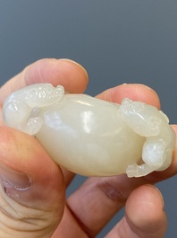 Vier Chinese snijwerken in witte en celadon jade, Qing/Republiek