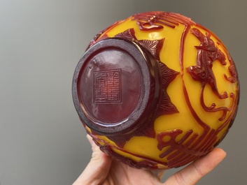 Twee Chinese kommen in Peking glas, Qianlong merken, 19/20e eeuw