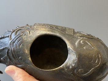 Paire de br&ucirc;le-parfums en forme d'&eacute;l&eacute;phant en bronze, Chine, Ming
